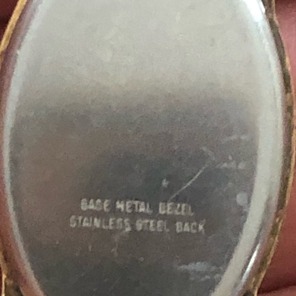 Silver Smartwatch with Metallic Band and Round Face